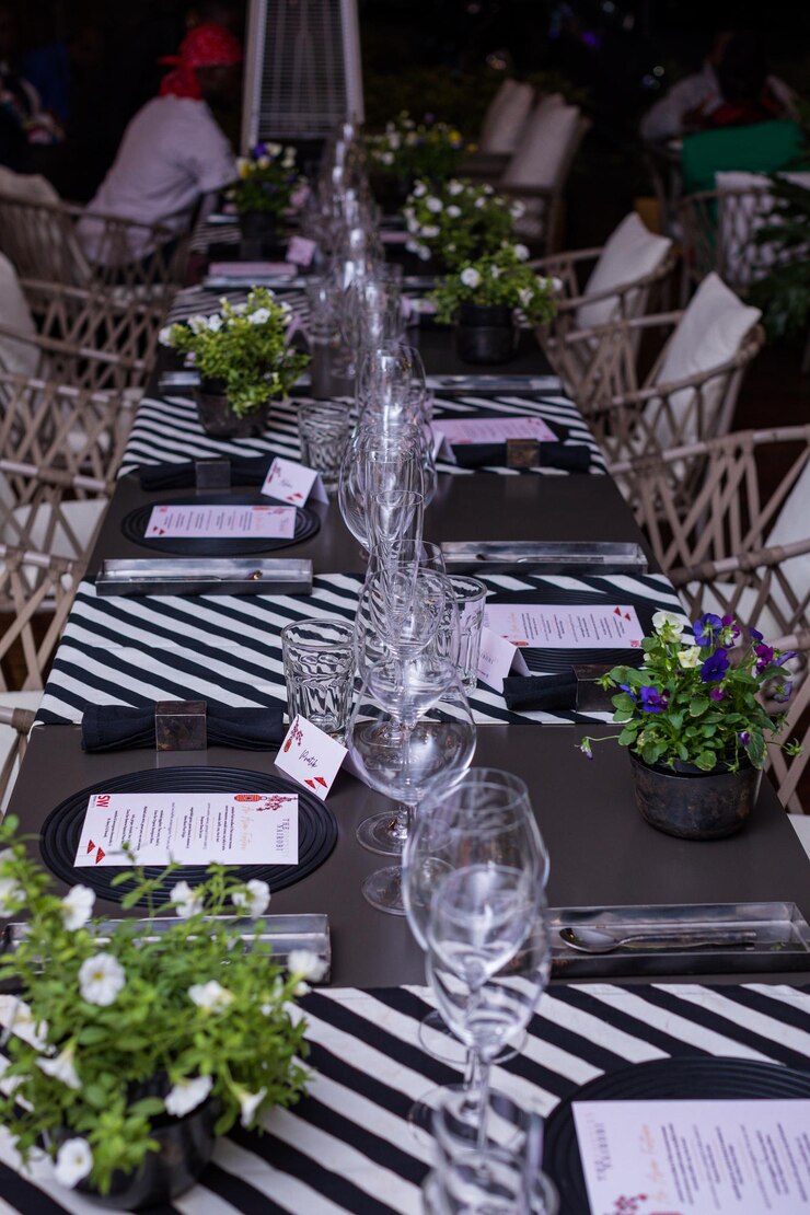 Foto uma mesa com uma toalha de mesa preta e branca com flores e um placemat