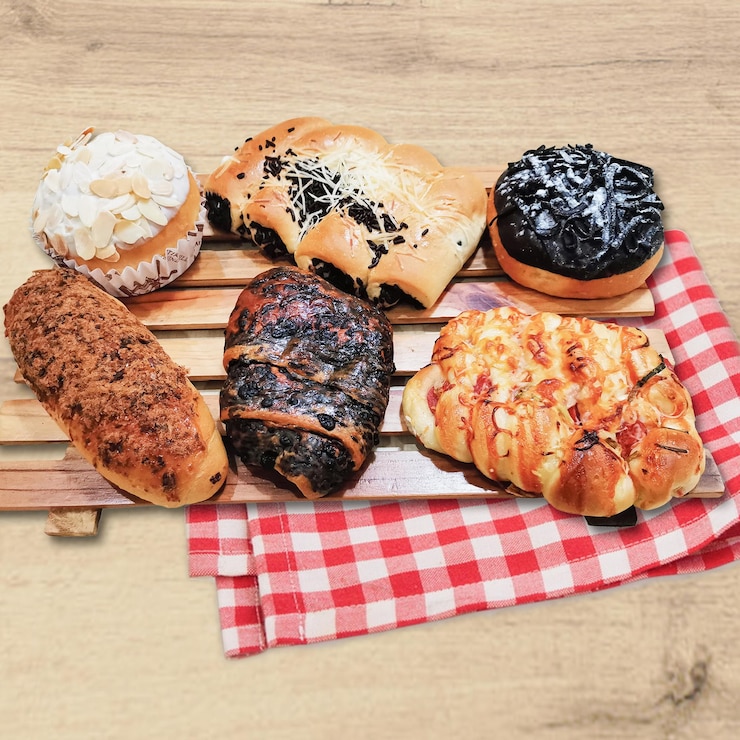 Foto uma mesa com uma toalha xadrez vermelha e branca e uma variedade de doces.