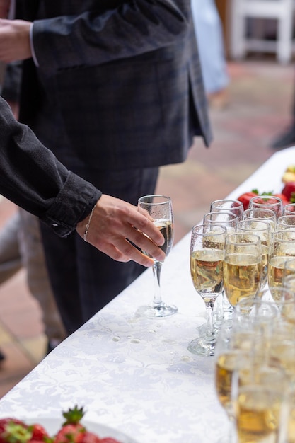 Uma mesa de banquete com taças de vinho e pratos com morangos