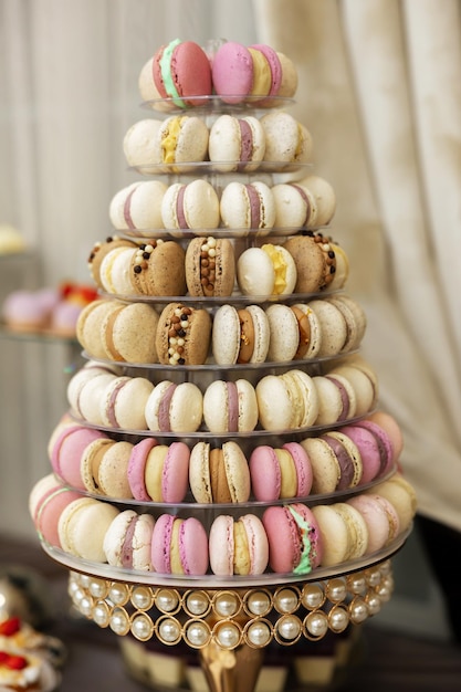 Uma mesa de banquete lindamente decorada com doces Vários macaroons na mesa festiva