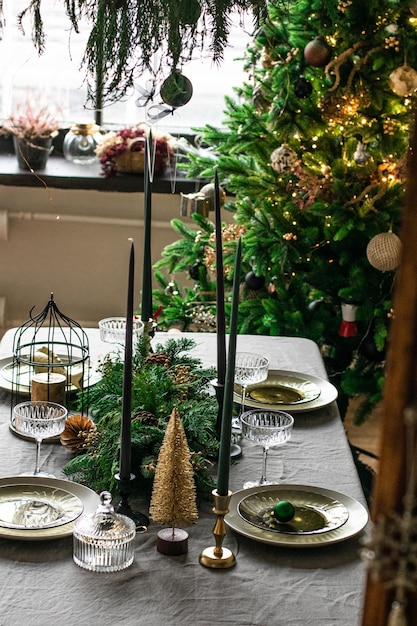 Uma mesa de jantar de natal decorada com menu de restaurante de árvore de natal