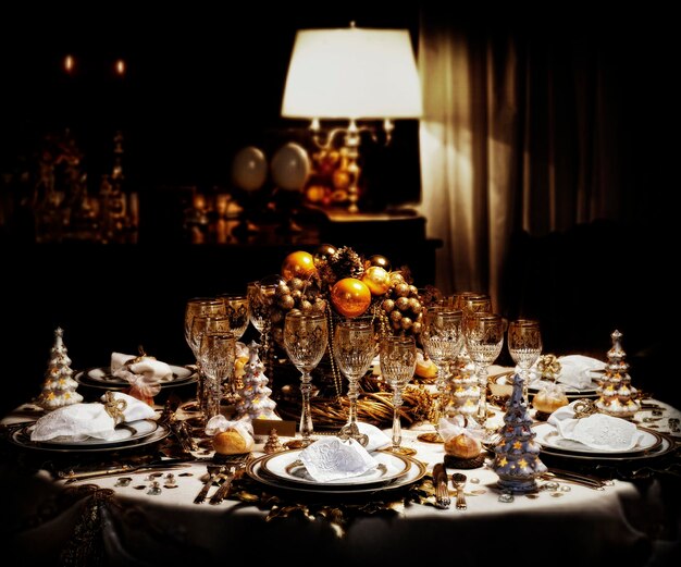 Foto uma mesa de jantar decorada de natal