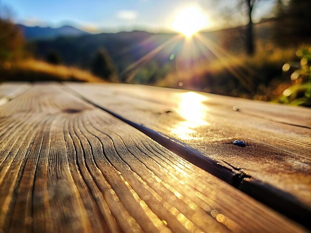 uma mesa de madeira com o sol brilhando através das árvores