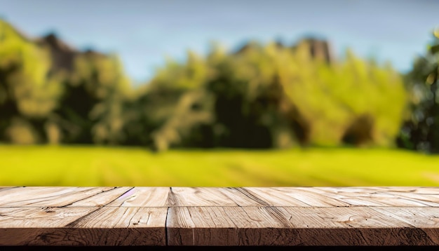 Uma mesa de madeira com um campo ao fundo