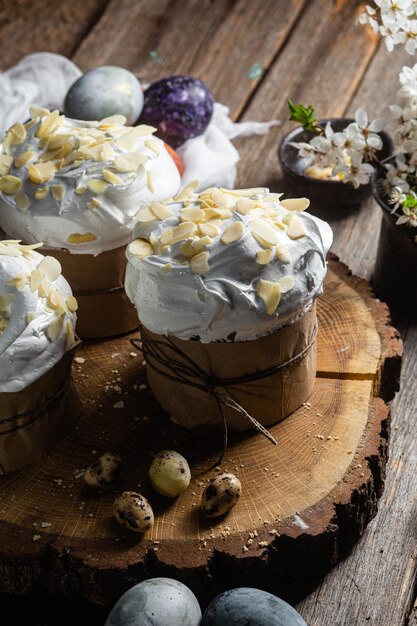 Uma mesa de madeira com um monte de ovos de páscoa