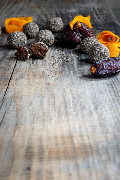 Uma mesa de madeira com uma variedade de frutas e nozes.