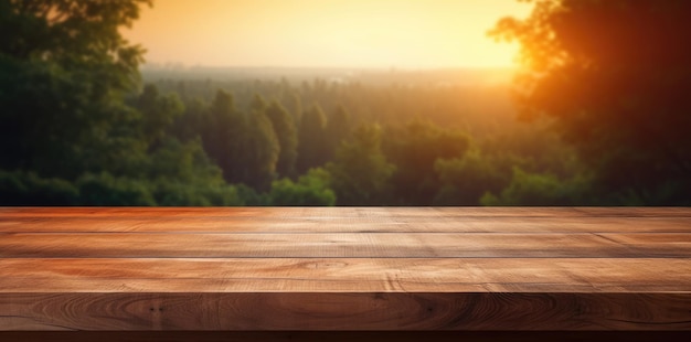 Uma mesa de madeira com vista para uma floresta ao fundo