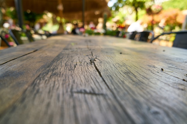 Uma mesa de madeira no restaurante