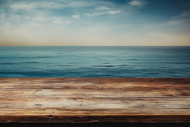 Uma mesa de madeira vazia com o oceano atrás dela.
