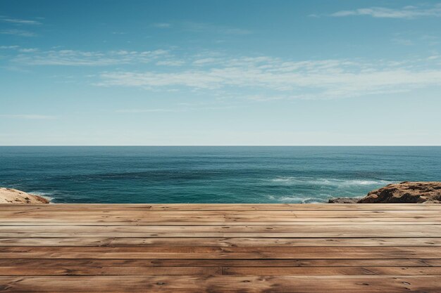 Uma mesa de madeira vazia com o oceano atrás dela.