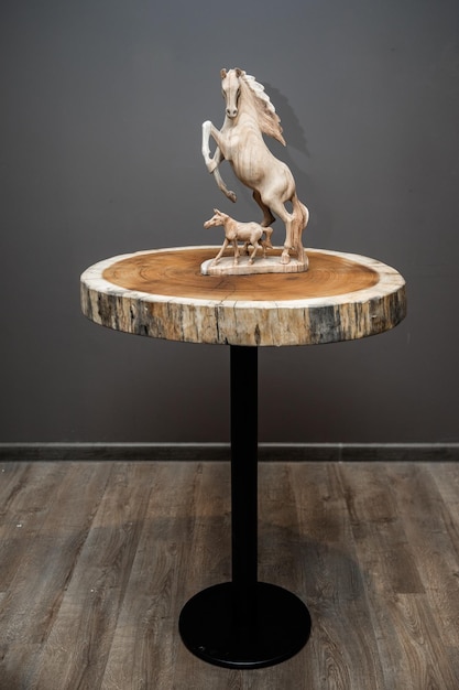 Uma mesa de mármore com uma escultura de cavalo