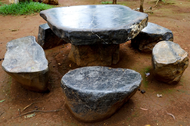 uma mesa de pedra no jardim