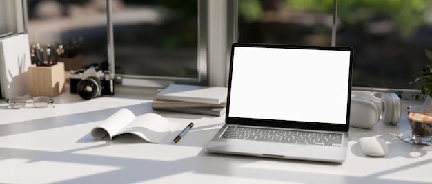 Uma mesa de trabalho de escritório moderna contra a janela com maquete de notebook notebook