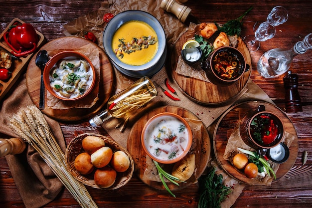 Uma mesa na qual há pratos tradicionais ucranianos Bolinhos de sopa de abóbora e solyanka Vista superior