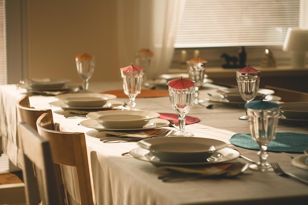 Uma mesa posta para um jantar com uma mesa posta e copos sobre ela.