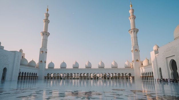 Uma mesquita branca com um céu azul ao fundo