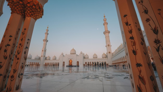 Uma mesquita com uma lua no céu