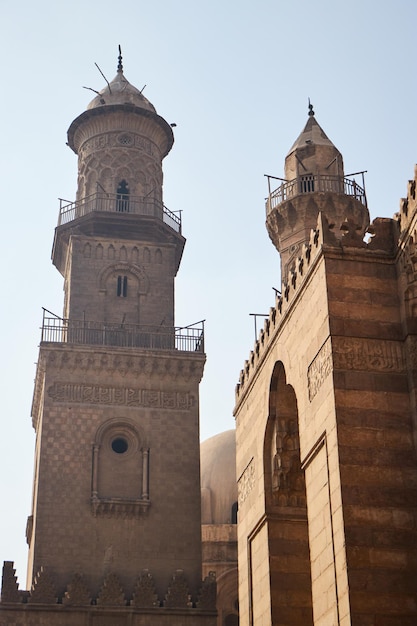 Uma mesquita com uma torre e um relógio no topo.