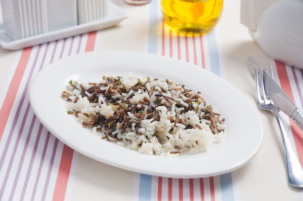 Uma mistura de arroz integral marrom e branco em um prato branco