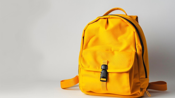 Foto uma mochila amarela com um zíper que diz "s"