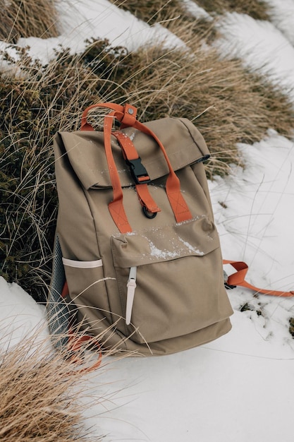 Foto uma mochila descartada na neve indica uma pausa na viagem de caminhada