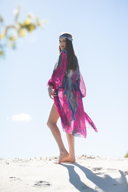 Uma modelo usa um vestido boho da marca aloha.