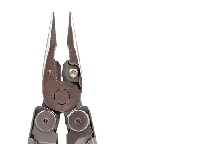 Foto uma moderna faca multifuncional dobrável de ferro cinza aberta em um multitool de fundo branco com