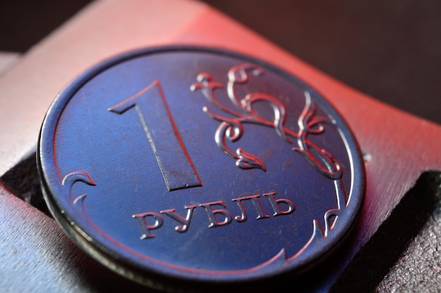 uma moeda russa de um rublo encontra-se em uma superfície de metal. fechar-se.