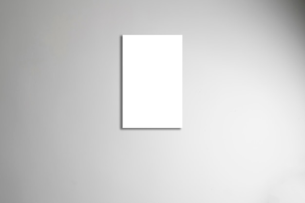 Uma moldura branca em branco no modelo de espaço de cópia de parede