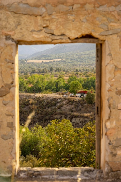 Uma moldura de janela com vista para as montanhas e as montanhas