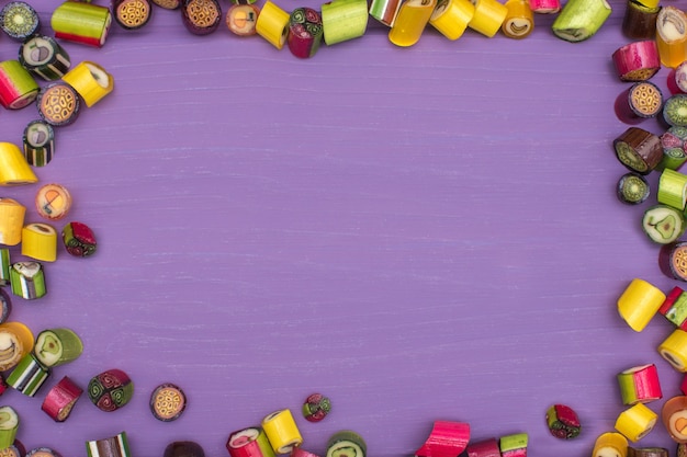 Foto uma moldura redonda feita de balas de caramelo coloridas