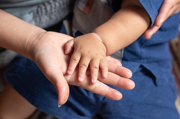 Uma mon usar seu bebê mão pequena mãe amor e conceito seguro