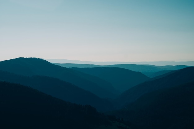 uma montanha azul