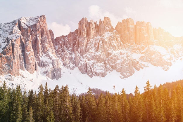 Uma montanha coberta de neve com pinheiros em primeiro plano Dolomitas majestosas nos Alpes italianos Conceito de viagem de destino