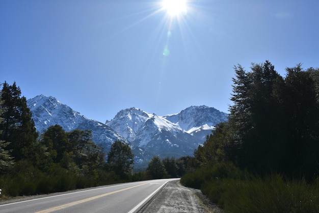 Foto uma montanha com neve e um sol a brilhar