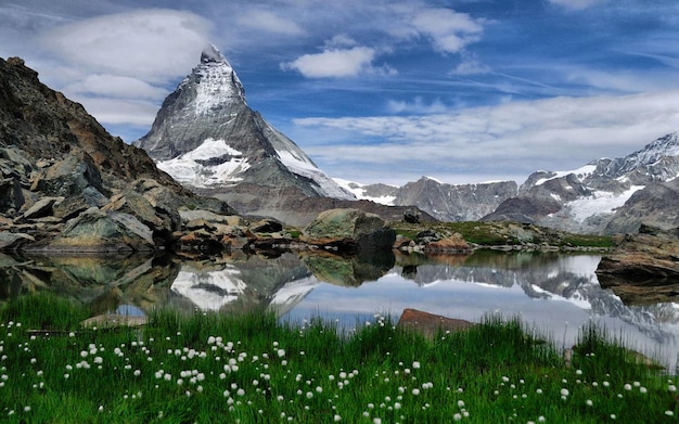 Uma montanha com um lago no meio.