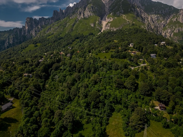 uma montanha com uma casa no topo e uma montanha no fundo