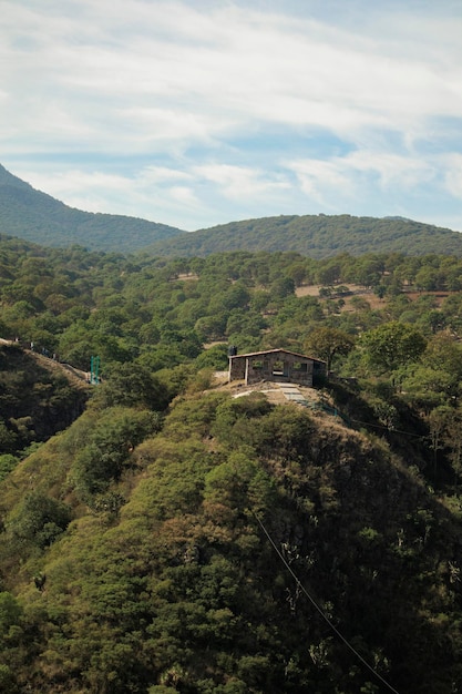 Foto uma montanha com uma casa no topo no arcos del site ecopark em tepotzotlan, méxico