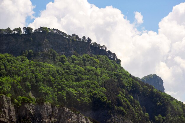 Uma montanha com uma estrada subindo