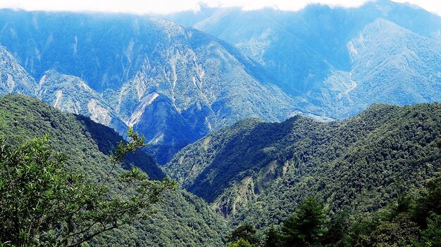 Foto uma montanha com uma montanha ao fundo