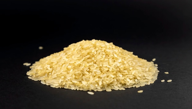 Uma montanha de grãos de arroz cozidos no vapor é empilhada em um fundo preto Arroz longo