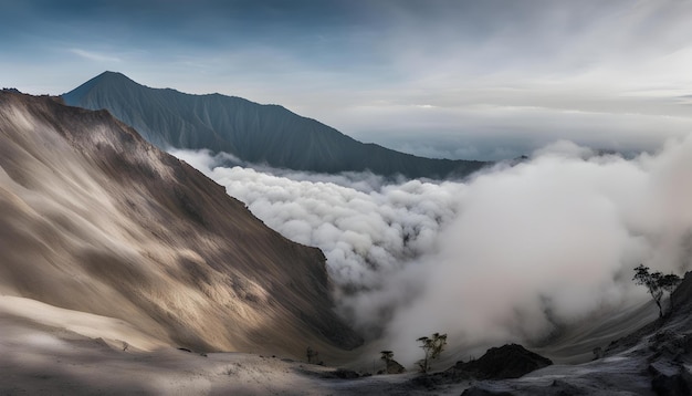 uma montanha é cercada por nuvens e montanhas