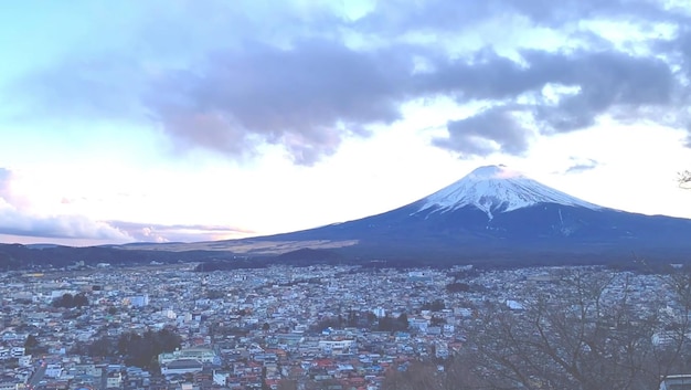 Uma montanha é visível ao longe, com a cidade ao fundo.