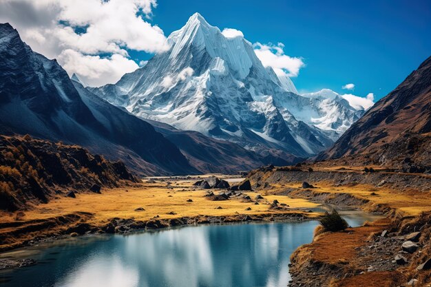 Foto uma montanha está no fundo com um lago em primeiro plano