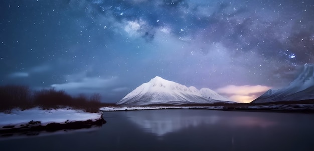 Foto uma montanha nevada está ao fundo com um céu estrelado.