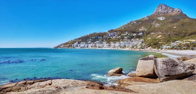 Uma montanha perto de uma praia calma na África do Sul Paisagem natural de Lions Head perto de um mar tranquilo em um dia ensolarado com espaço de cópia na Cidade do Cabo Localização exótica para férias de verão e viagens