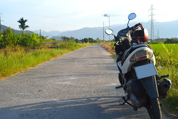 Uma moto na estrada entre campos de arroz no Vietnã