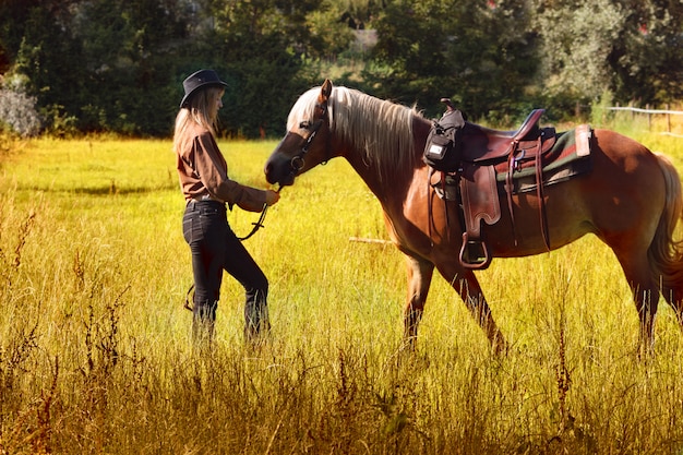 uma mulher a cavalo na zona rural