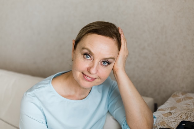 Foto uma mulher adulta olha feliz para o retrato da câmera