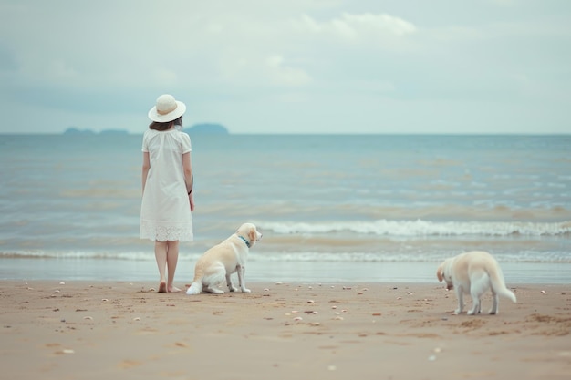 Uma mulher alegremente está em cima de uma praia flanqueada por seus dois cães leais compartilhando um momento de conexão e companhia